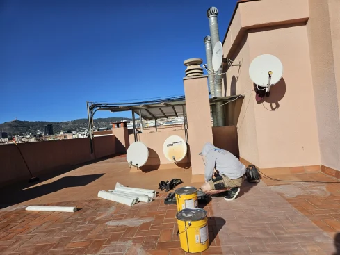 preparación de azotea para impermeabilización en Barcelona con limpieza y revisión
