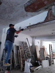 reparaciones urgentes en Barcelona con tecnico evaluando daños en vivienda