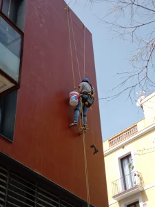 reparaciones en altura mediante trabajos verticales en barcelona