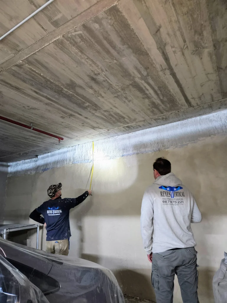 reparaciones urgentes en Barcelona con operario solucionando avería de agua