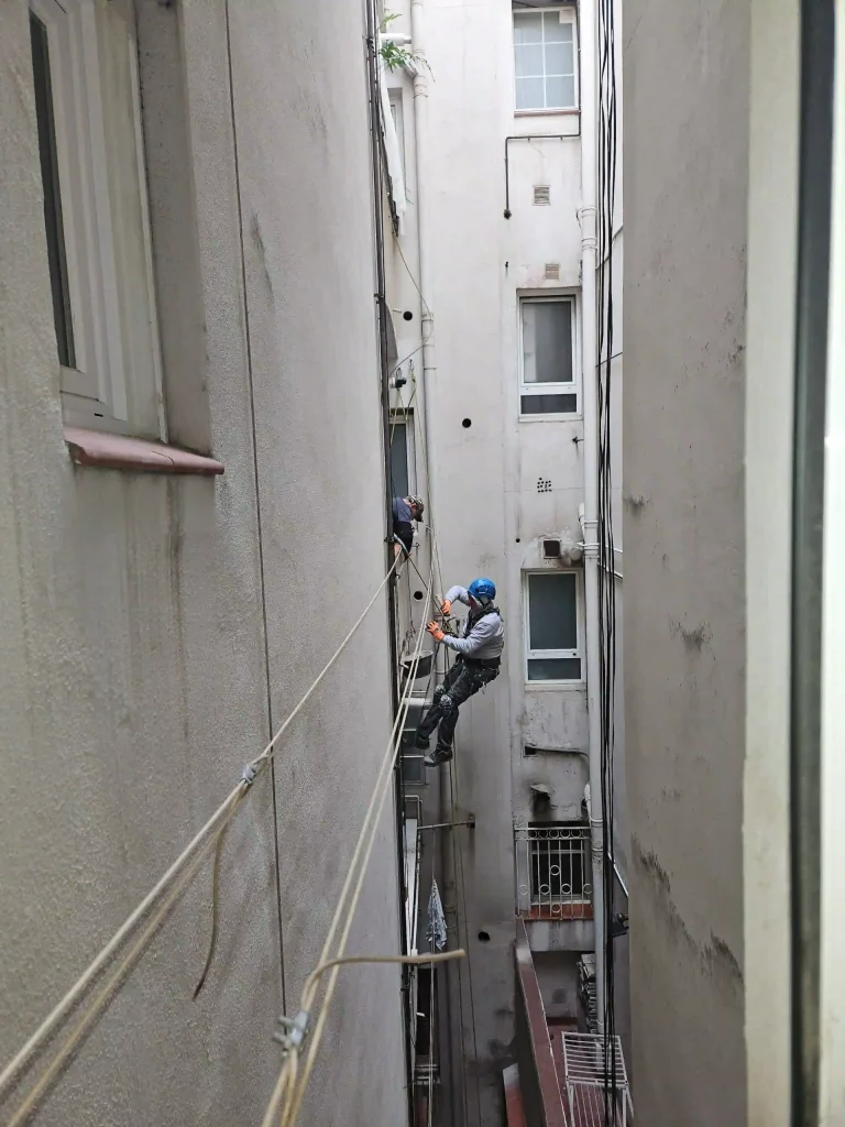 Reparación de patios de luces y bajantes en Barcelona