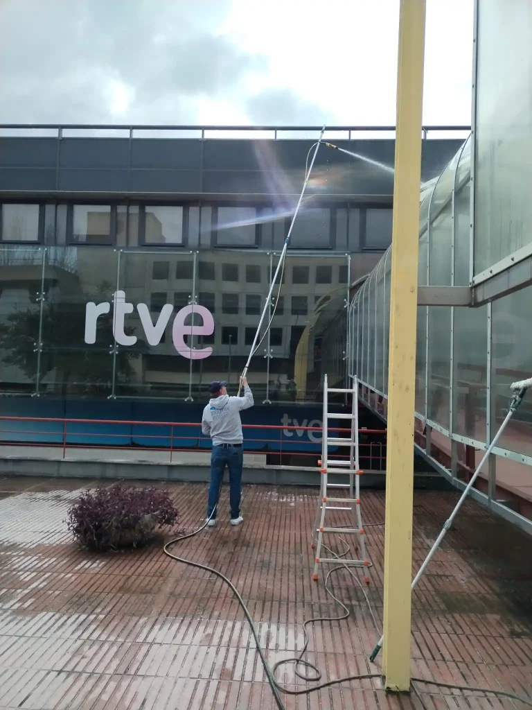 Trabajos verticales e impermeabilizaciones en Barcelona: Limpieza de fachada en RTVE por Reyes Vertical