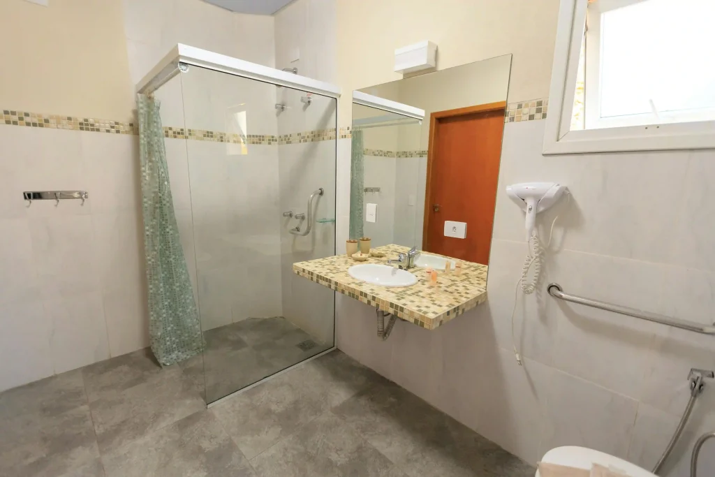 alt="Sanitarios nuevos instalados en reforma de baño con movilidad reducida"