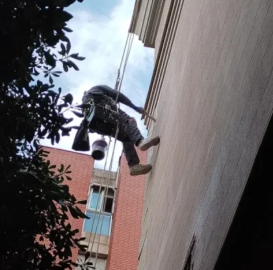 empresa de trabajos verticales en Barcelona realizando mantenimiento en fachada