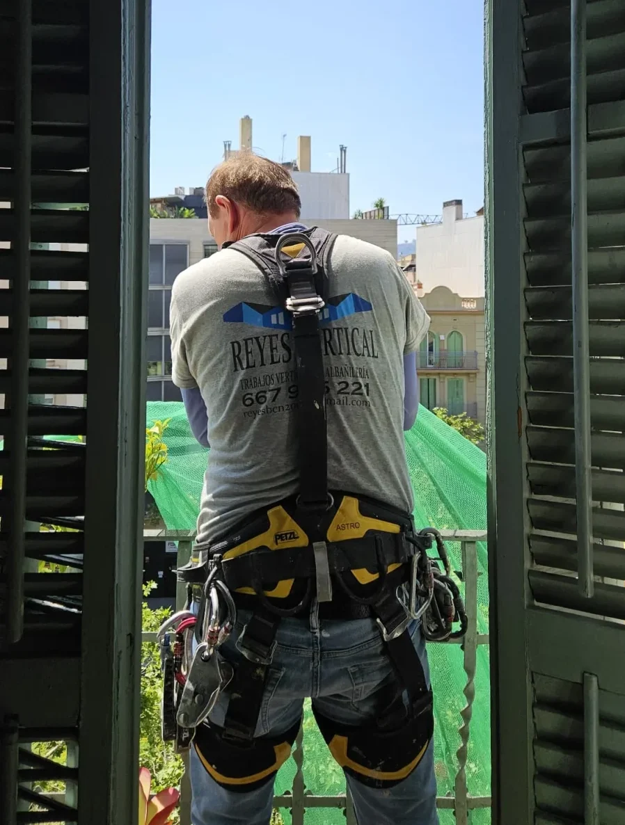 reparación de balcones en Barcelona realizada por operario especializado en trabajos verticales