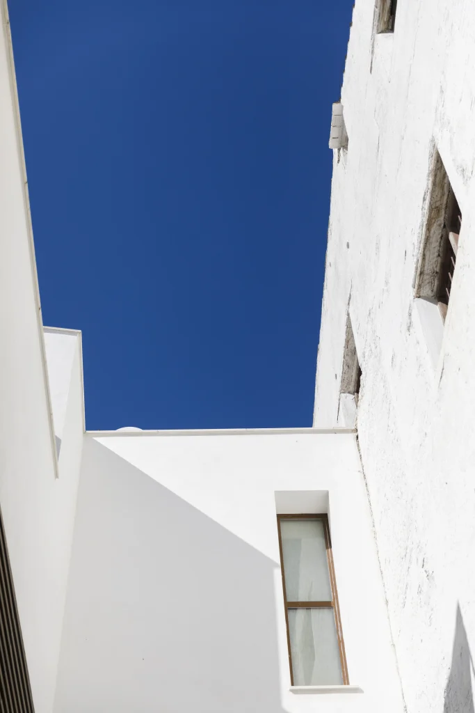 pintura de fachadas en Barcelona con trabajos verticales en edificio