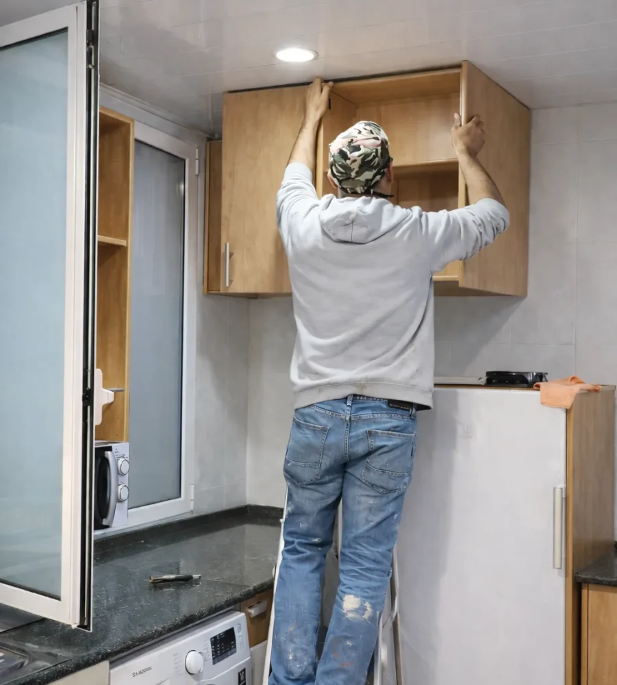 trabajador realizando reforma de cocina en Barcelona en fase de obra
