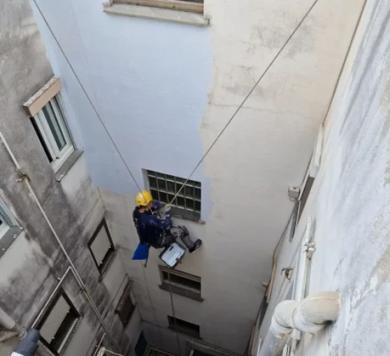 operario realizando trabajos verticales en Barcelona para reparación de patios de luces