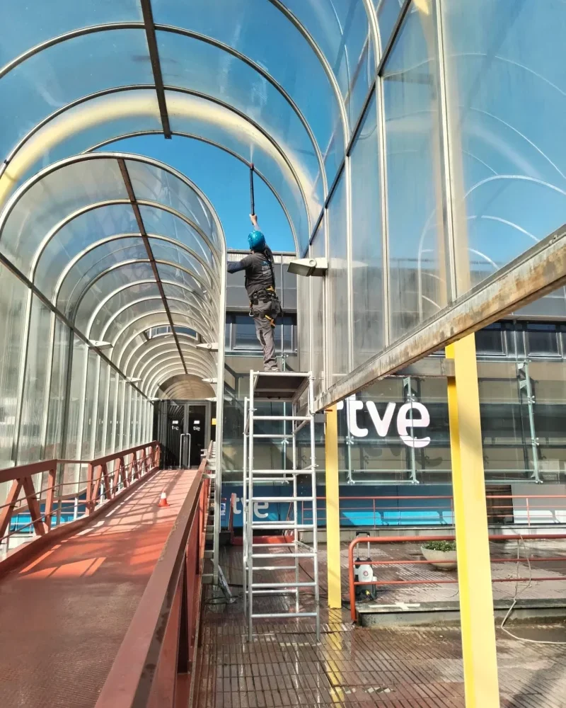 Mantenimiento de difícil acceso y limpieza de cúpulas en RTVE Barcelona por Reyes Vertical.