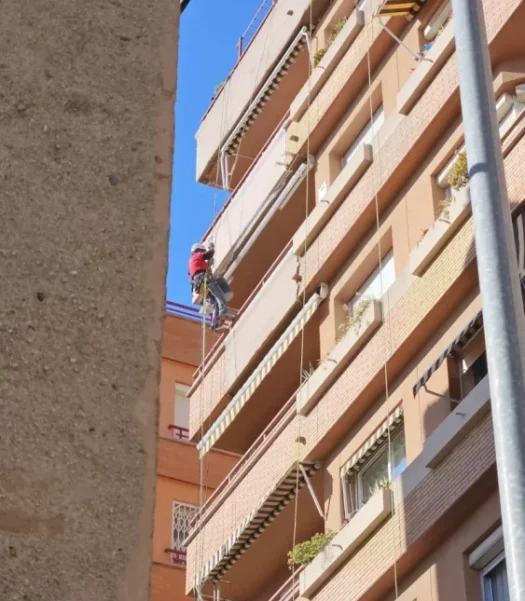 Técnico de Reyes Vertical realizando la reparación de balcones en Barcelona sin andamios para reducir costes.