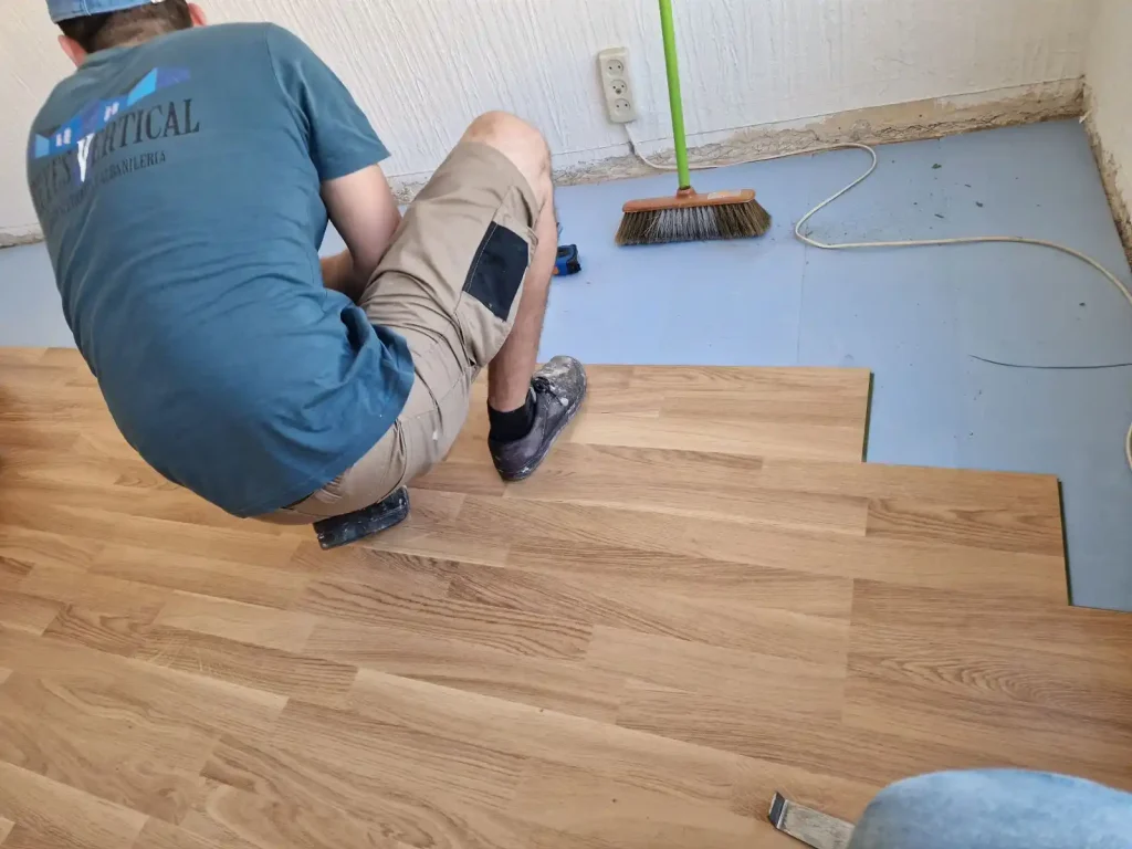 alt="Instalación de parquet en reforma integral de vivienda en Barcelona"