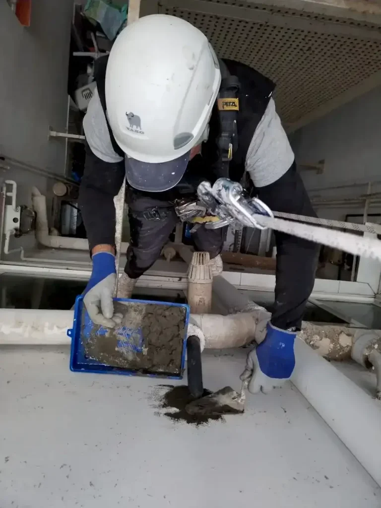 Técnico realizando reparación de patios de luces y bajantes en Barcelona sin andamios.