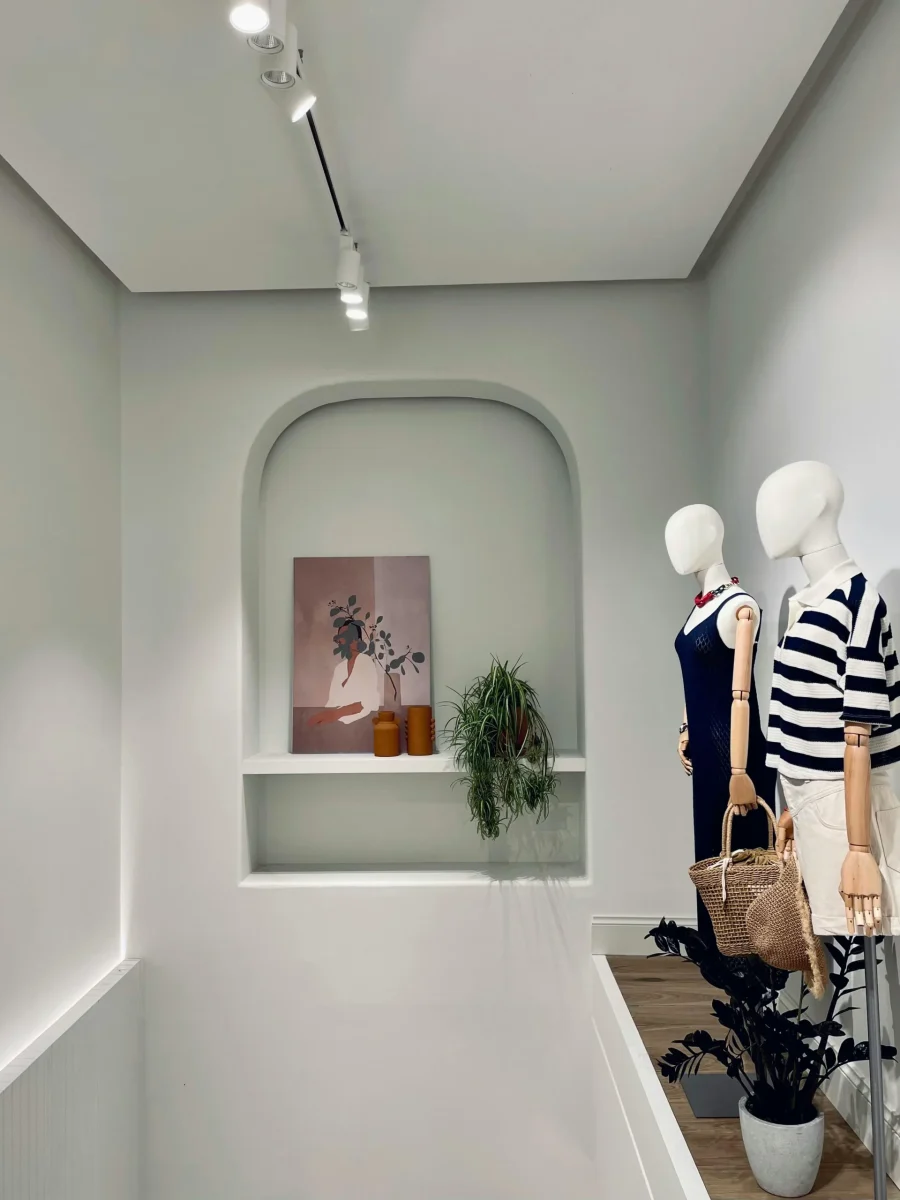 reformas de locales comerciales en Barcelona con tienda reformada minimalista