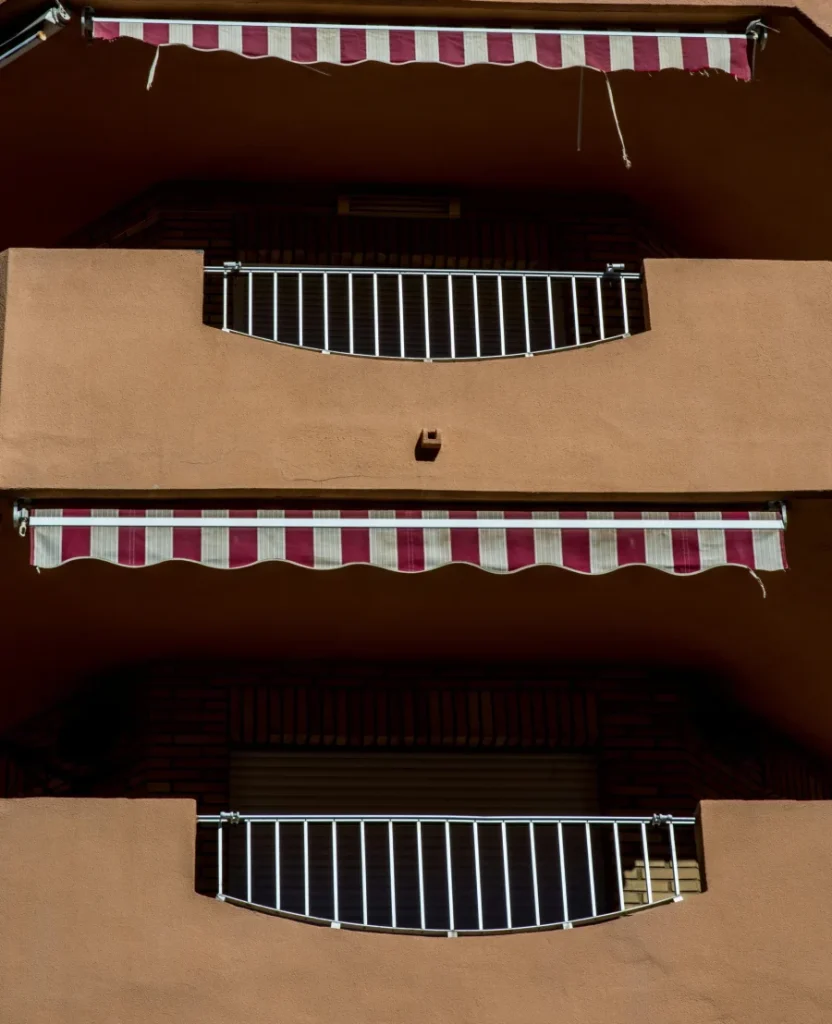 Acabado final de reparación de balcones en Barcelona con cantos de forjado y vierteaguas rehabilitados sin andamios