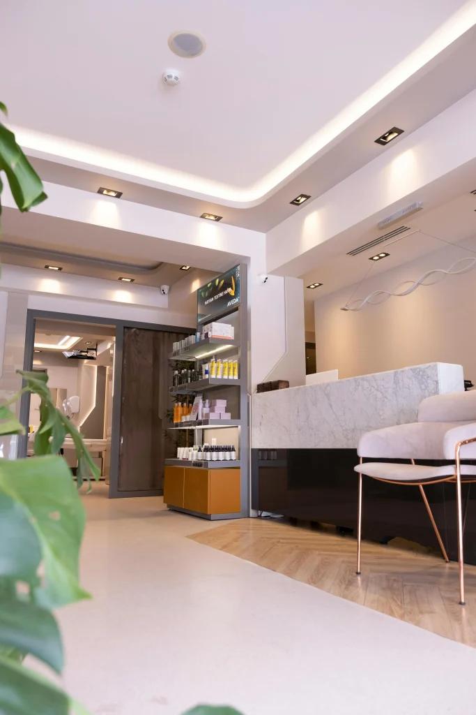 reforma de centro de estetica en Barcelona con espacio limpio y moderno